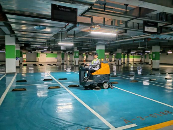 保潔人機(jī)操作場(chǎng)景。保利物業(yè)重慶公司供圖