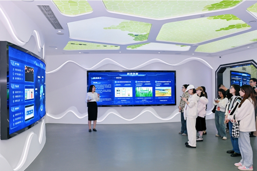 智庫咨詢部工作人員為媒體一行介紹研究院建設(shè)情況。主辦方供圖