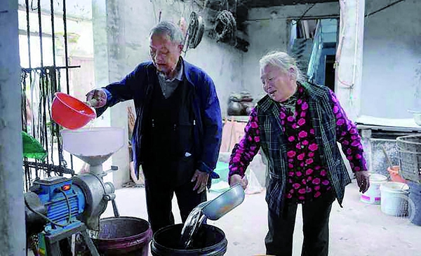 邱坦銀幫村民打豆花