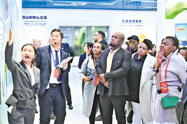 10月29日，位于渝北區(qū)的三峰御臨環(huán)保發(fā)電廠，嘉賓們聽取工作人員介紹如何將垃圾變廢為寶。 記者 謝智強(qiáng) 攝/視覺重慶