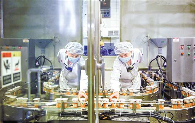 天友乳業(yè)生產(chǎn)車間，全自動(dòng)利樂冠灌裝機(jī)前，工作人員在查看產(chǎn)品品質(zhì)。（資料圖片）記者 萬(wàn)難 攝\視覺重慶