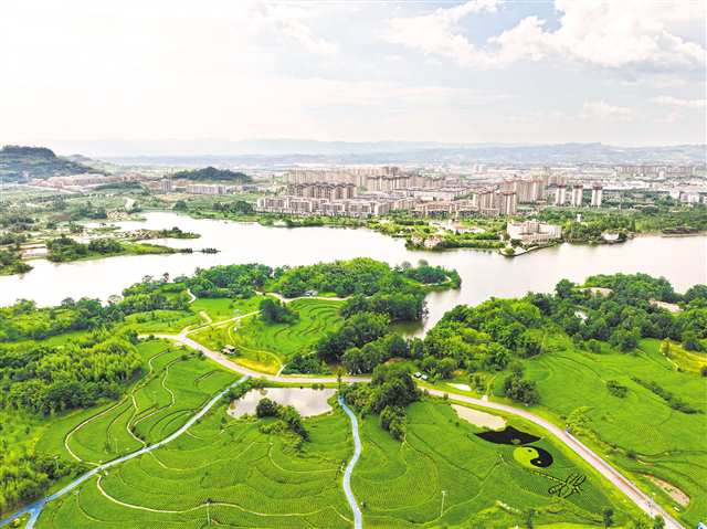 “巴渝治水”在全國率先構(gòu)建河流水環(huán)境監(jiān)管AI智能體，實時監(jiān)控水質(zhì)變化狀況，守護(hù)一江碧水。圖為梁平區(qū)雙桂湖，水清岸綠。特約攝影 劉輝/視覺重慶