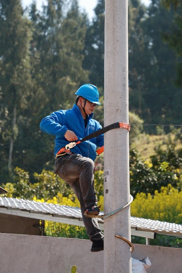 裝維人員上桿作業(yè)。重慶移動供圖