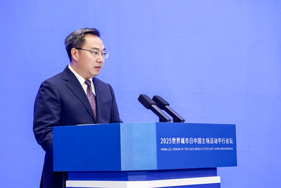 渝中區(qū)委常委、宣傳部部長(zhǎng)艾正兵分享文明城市建設(shè)經(jīng)驗(yàn)做法?；顒?dòng)方供圖