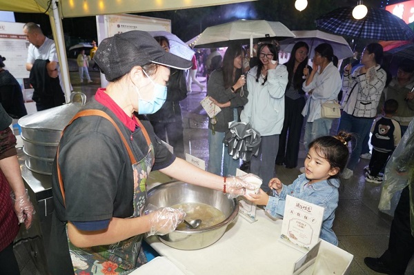 市民排隊品嘗養(yǎng)生湯。曾英豪攝