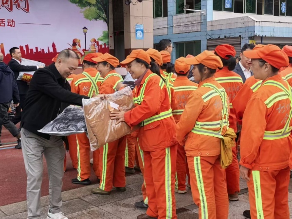 愛心企業(yè)為環(huán)衛(wèi)工人送上沖鋒衣，溫暖過冬。任峰攝