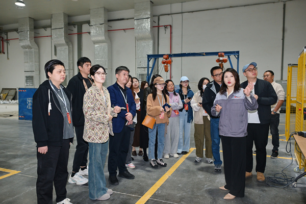 技術(shù)人員在生產(chǎn)車間為眾人介紹產(chǎn)品。主辦方供圖