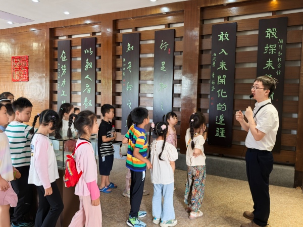 學(xué)生們參觀陶行知先生紀(jì)念館。合川區(qū)融媒體中心供圖