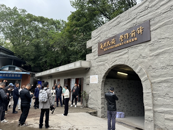 “青春華章·青春紅巖”網(wǎng)絡(luò)主題宣傳活動(dòng)走進(jìn)重慶大學(xué)防空洞。 記者 何賽格 攝