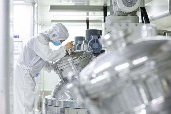 10月29日，位于江北區(qū)的登康口腔智能工廠，制膏工作人員透過觀察鏡查看全自動制膏主機實時生產(chǎn)情況。（登康口腔供圖）