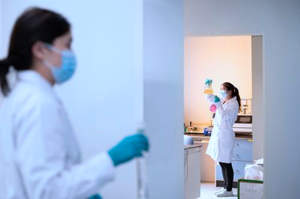 10月29日，位于江北區(qū)的登康口腔，研發(fā)人員在進行口腔護理用品基礎(chǔ)研究。記者 張錦輝 攝/視覺重慶