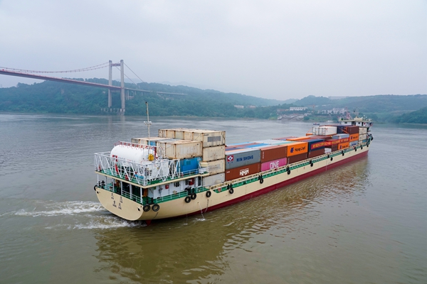 長(zhǎng)江首艘130型LNG單一燃料動(dòng)力集裝箱船，民生集團(tuán)“民范”輪開啟重慶至太倉(cāng)綠色首航。受訪企業(yè)供圖