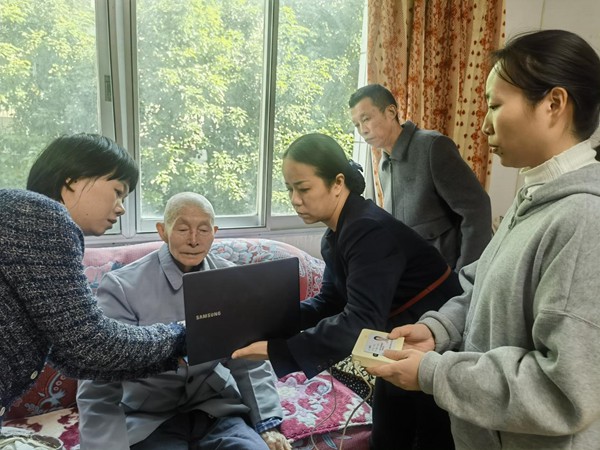 中國移動重慶公司云陽分公司適老小分隊上門慰問老人。中國移動重慶公司供圖