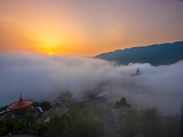 平流霧景觀。楊潤渝攝