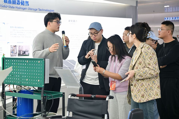 科研人員向媒體一行介紹鎂基固態(tài)儲氫技術。主辦方供圖