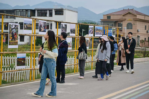 采訪團(tuán)調(diào)研路上。主辦方供圖