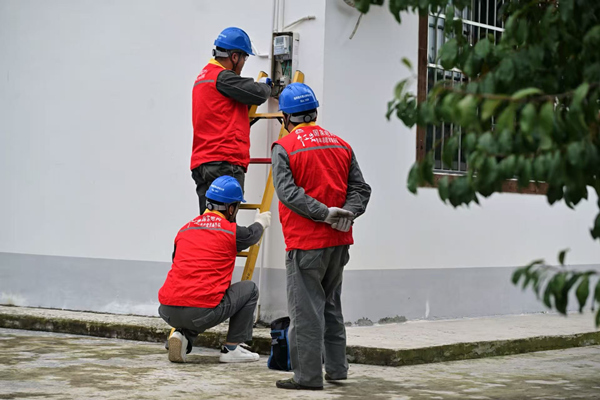 供電所工作人員正在為村民修繕電力問題。主辦方供圖