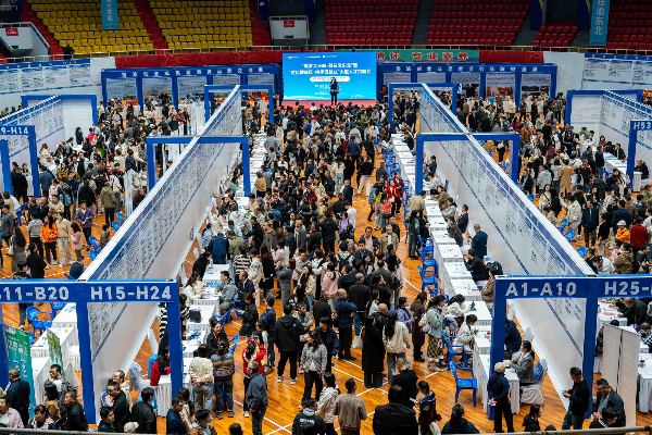招聘會人流如織。黃建樺攝