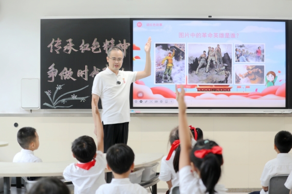 謝家灣學(xué)校黨員老師上思政課。受訪者供圖