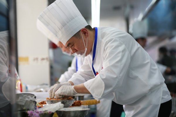 廚師現(xiàn)場烹飪美食。開州區(qū)委宣傳部供圖