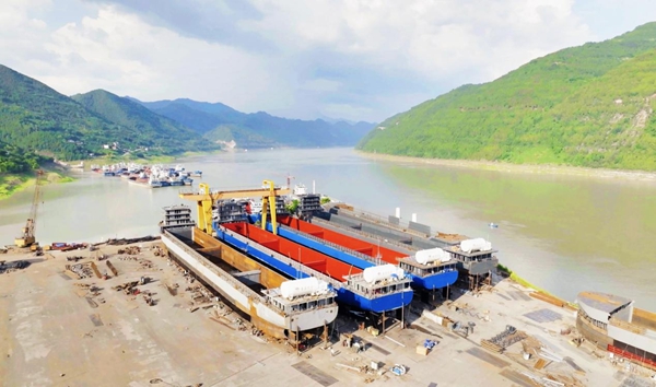 重慶市河牛滾裝船運(yùn)輸有限公司船舶修造現(xiàn)場(chǎng)。恒豐銀行重慶分行供圖 第1眼TV-華龍網(wǎng)發(fā)