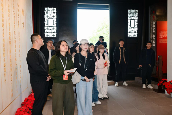 采訪團參觀楊闇公烈士舊居。主辦方供圖