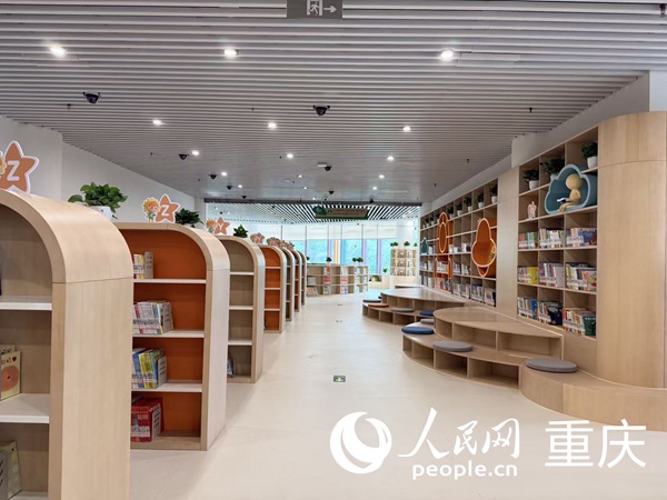 重慶市少兒圖書館新館繪本閱讀區(qū)。人民網(wǎng)記者 馮文彥攝