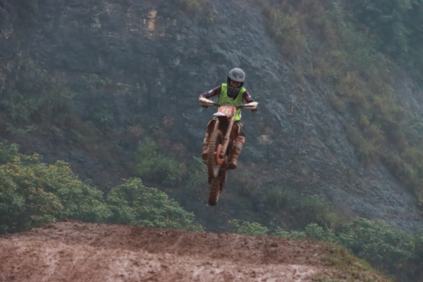 選手騰空躍起。巴南區(qū)融媒體中心供圖