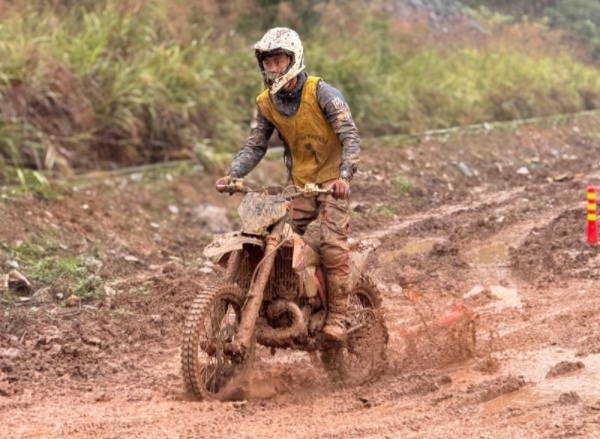 車手們在泥濘中角逐。巴南區(qū)融媒體中心供圖