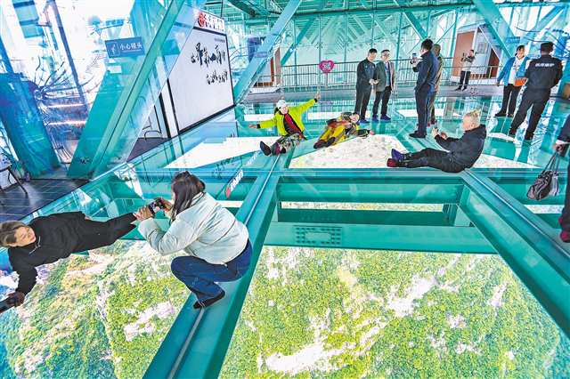 10月23日，眾多游客在花江峽谷大橋的觀光通道體驗(yàn)打卡。 記者 鄭宇 攝/視覺重慶