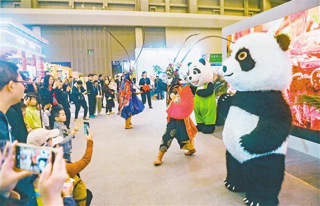 圖為市民們正在觀看川劇變臉表演。