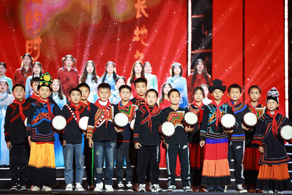 大涼山爾馬千村愛(ài)慕小學(xué)的表演。學(xué)校供圖