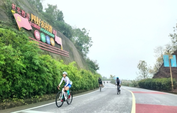 行駛中的參賽選手。彭怡攝