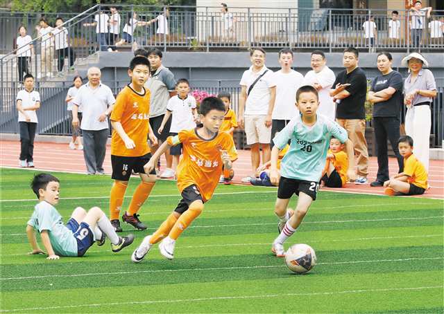 十月九日，沙坪壩區(qū)樹人小學(xué)班級足球賽現(xiàn)場，雙方隊員激烈拼搶。 通訊員 郭晉 攝\視覺重慶