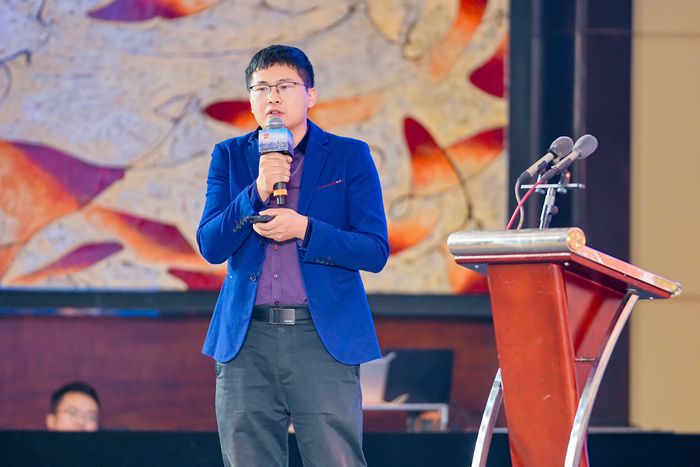 網(wǎng)絡(luò)名人“霧都重慶”在啟動儀式現(xiàn)場進行分享。 活動主辦方供圖