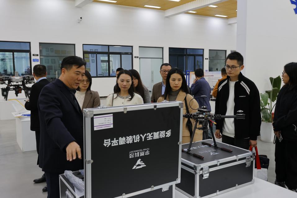 代表們參觀學(xué)校。學(xué)校供圖