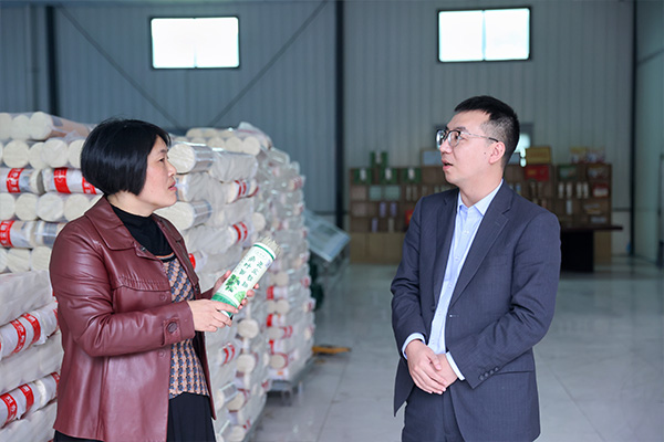 農(nóng)行工作人員一對(duì)一了解企業(yè)需求。向詩(shī)佳攝