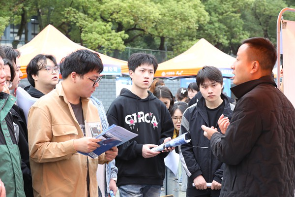 企業(yè)與人才面對(duì)面交流。劉輝攝