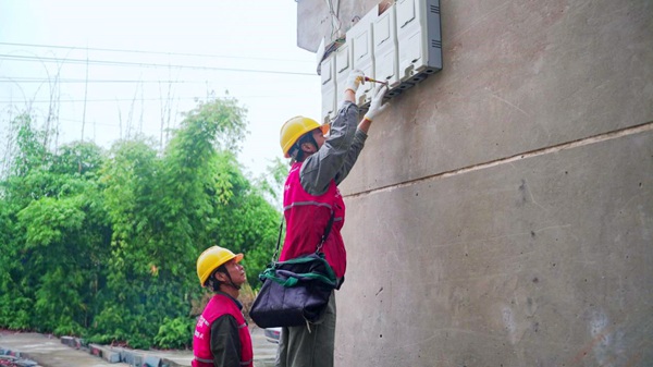 電力人員檢查村民電表。國網(wǎng)重慶永川供電公司供圖