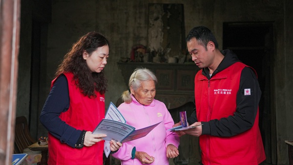 志愿者宣傳反詐知識(shí)。國網(wǎng)重慶永川供電公司供圖