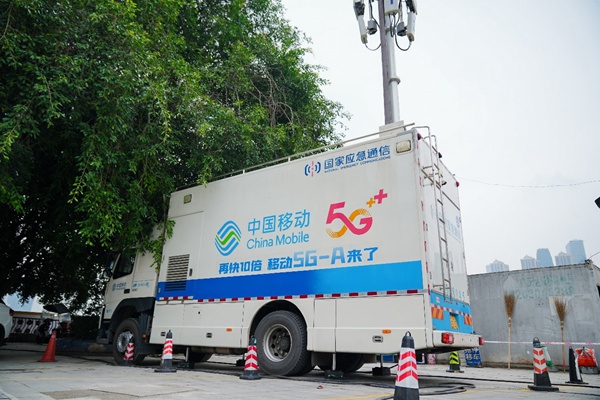 中國(guó)移動(dòng)在2025重慶（長(zhǎng)嘉匯）半程馬拉松現(xiàn)場(chǎng)部署應(yīng)急通信車。重慶移動(dòng)供圖
