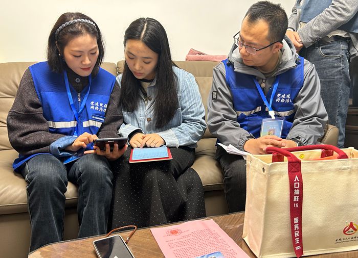 調(diào)查員走進(jìn)居民戶家中進(jìn)行人口抽樣調(diào)查。記者 夏元攝