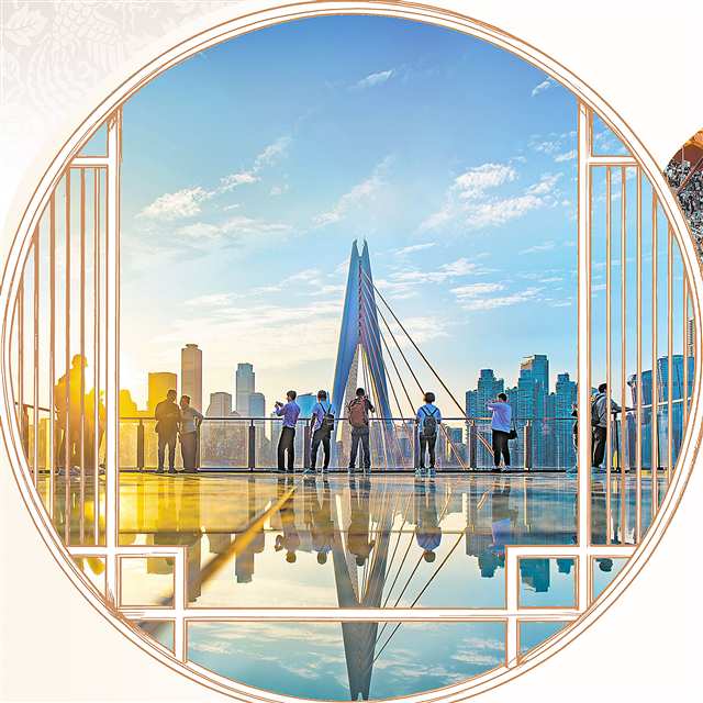 南岸區(qū)龍門浩老街，游客在美景中打卡。記者 齊嵐森 攝/視覺重慶