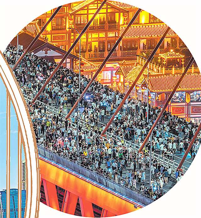 重大節(jié)假日期間車輛禁行讓千廝門大橋成為“超級(jí)觀景平臺(tái)”，重慶也因此被網(wǎng)友稱為“最寵粉城市”。 特約攝影 張坤琨/視覺重慶