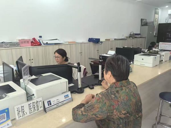 市民在“家門口”就能辦理部分醫(yī)保事項。 市醫(yī)保局供圖