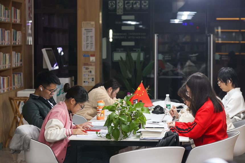 11月3日，兩江新區(qū)渝興廣場(chǎng)24小時(shí)城市智慧書房，不少市民正在書房?jī)?nèi)閱讀、自習(xí)。記者 尹詩(shī)語(yǔ) 攝