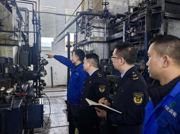 綦江區(qū)應(yīng)急管理局的執(zhí)法人員在綦江永躍齒輪有限公司察看設(shè)備。楊晨攝