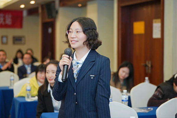 馮勝輝發(fā)言。重慶南坪愛爾眼科醫(yī)院供圖