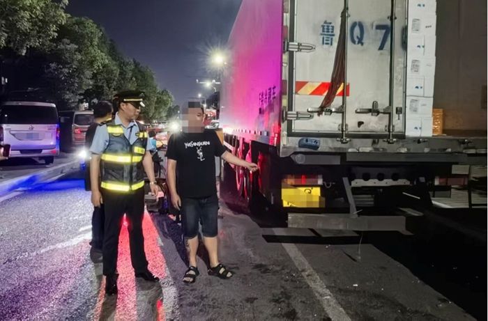 交通執(zhí)法人員查獲張某某違法行為。重慶交通執(zhí)法供圖