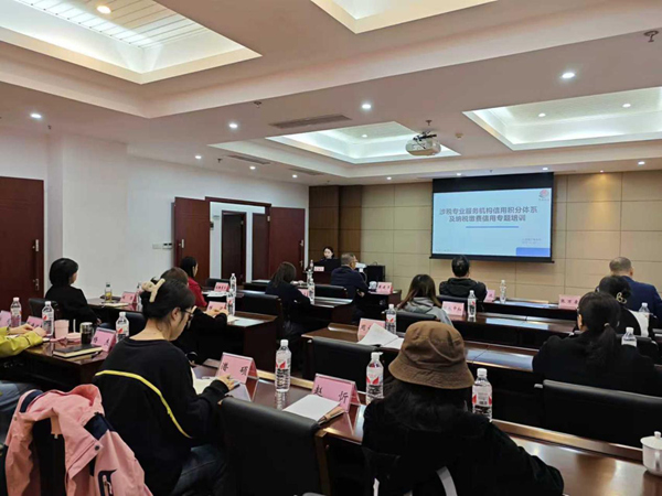 培訓(xùn)會(huì)上，九龍坡區(qū)稅務(wù)人員講解涉稅專(zhuān)業(yè)服務(wù)機(jī)構(gòu)信用積分指標(biāo)體系及積分規(guī)則，幫助其準(zhǔn)確理解相關(guān)政策。楊杰攝